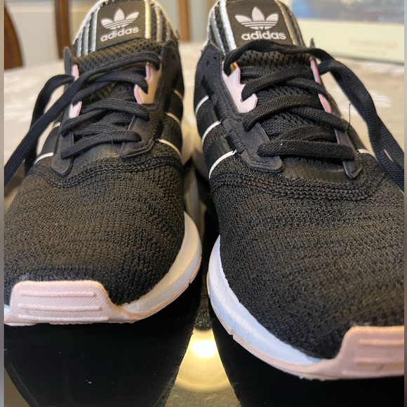 SALE $15 Adidas WOMENS 8 Sneakers Great Condition sale $15!! - Picture 6 of 8